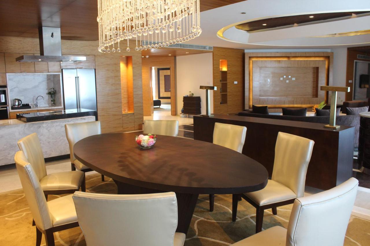 Hyatt Regency Chennai Hotel Exterior photo A dining room