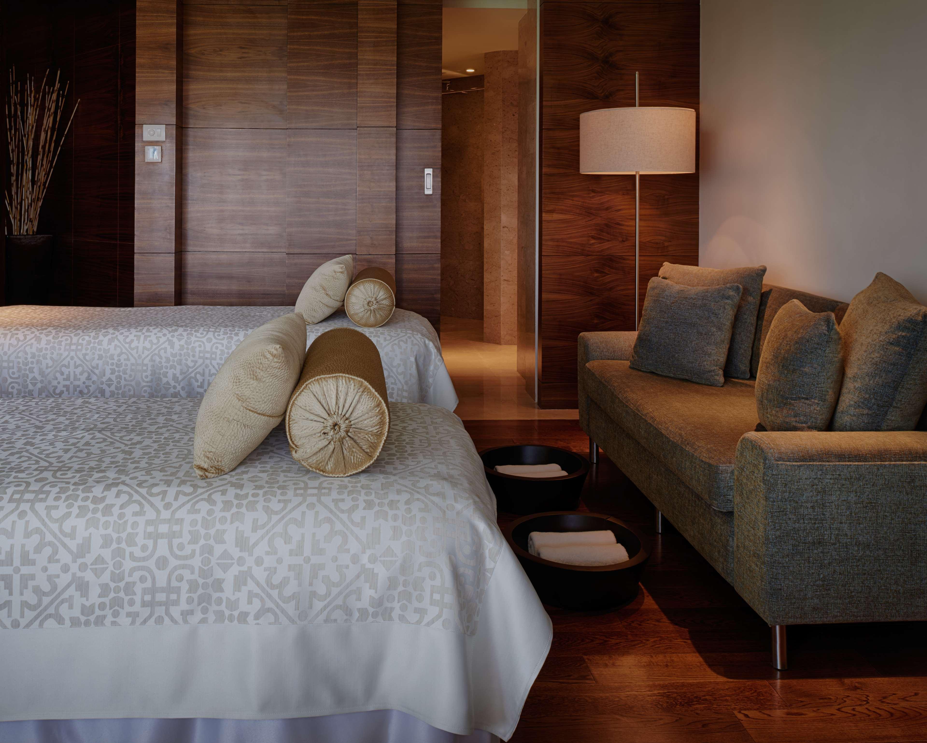 Hyatt Regency Chennai Hotel Exterior photo A bedroom at the Mandarin Oriental, Munich